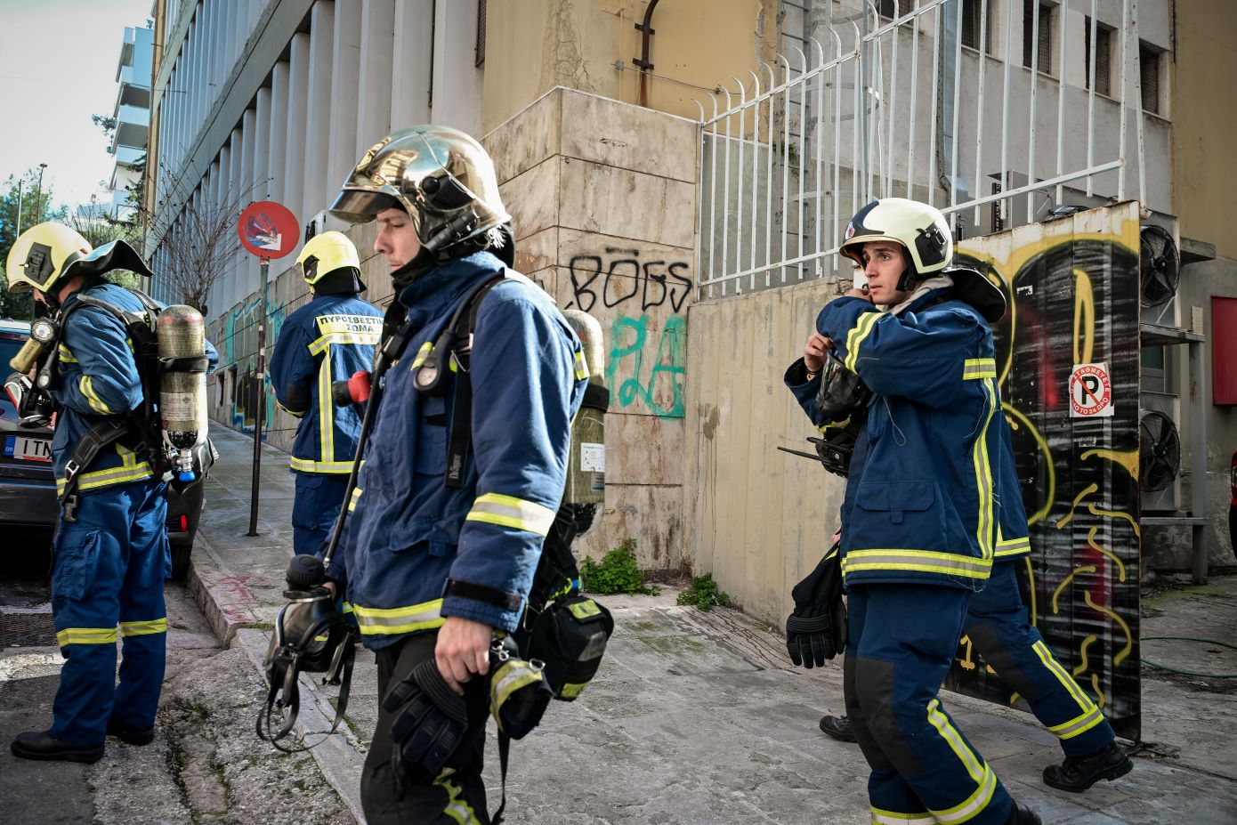 Φωτιά σε εγκαταλελειμμένο κτίριο στην οδό Λιοσίων &#8211; Διακόπηκε η κυκλοφορία και στα δύο ρεύματα
