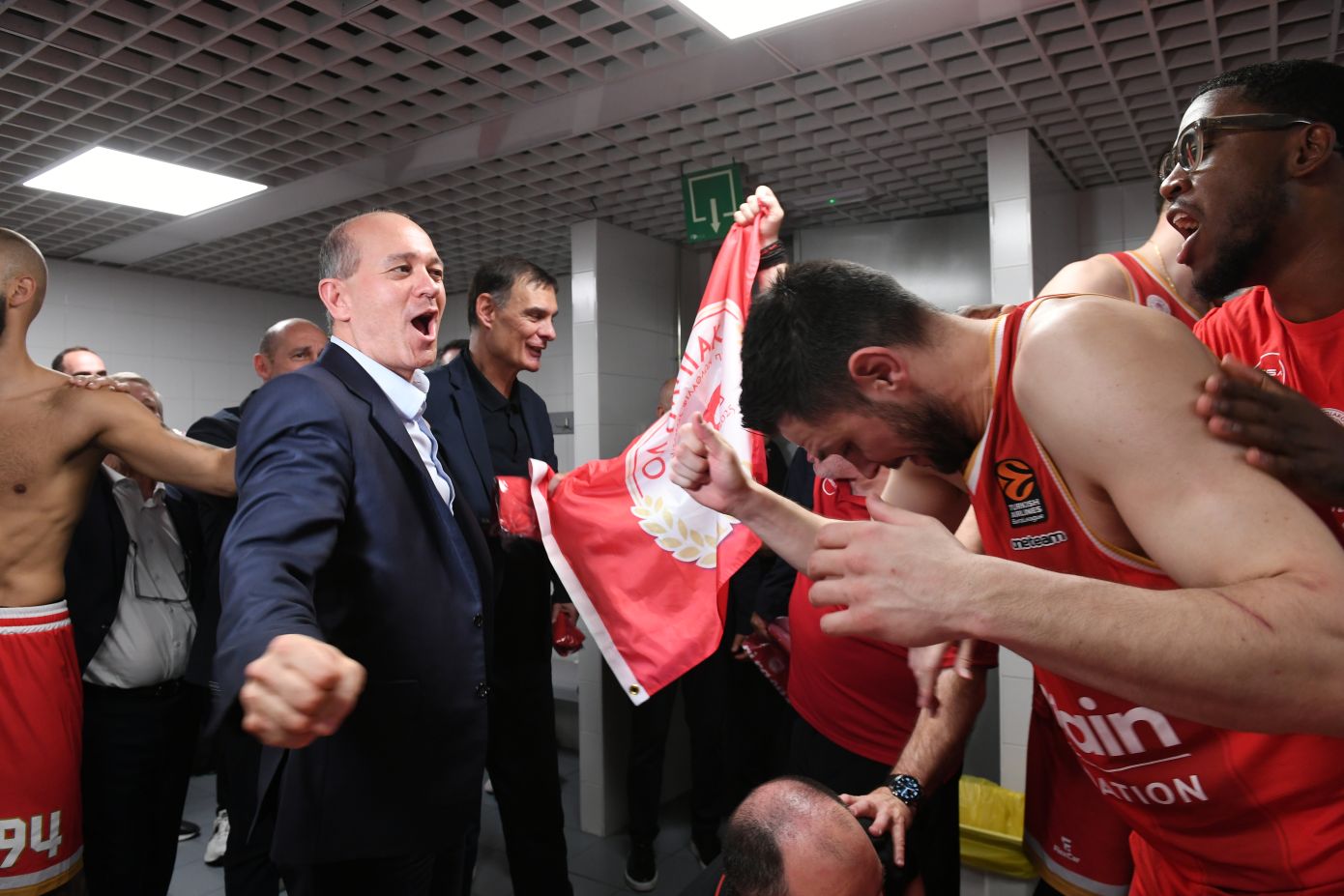 Ολυμπιακός: Αποθέωσαν Βεζένκοφ και Αγγελόπουλους έξω από τη Movistar Arena