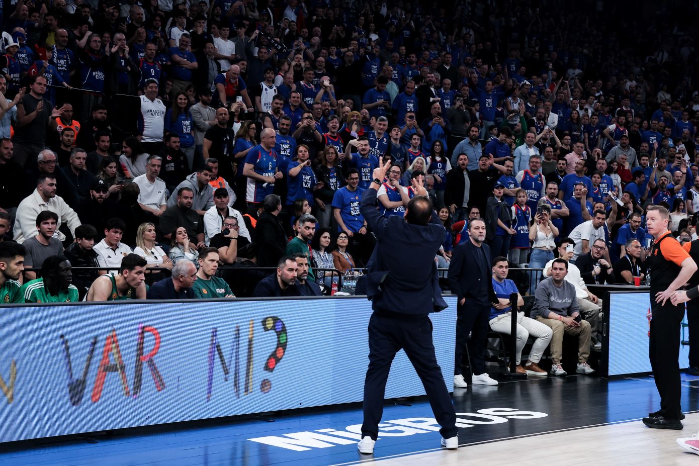«Πάρε τάιμ-άουτ ρε Εργκίν»: Το σύνθημα που εξόργισε τον Αταμάν στην Κωνσταντινούπολη