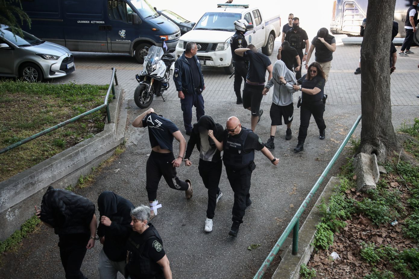 Εμπορία ανθρώπων, ρατσιστική βία και ακροδεξιά ρητορική: Για 13 αδικήματα κατηγορούνται τα μέλη της «Εθνικιστικής Νεολαίας Θεσσαλονίκης»
