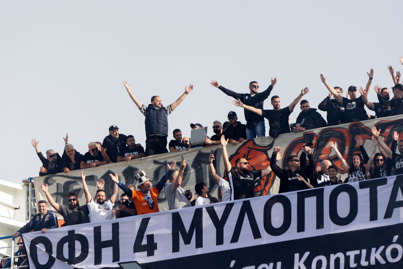 Με ναυλωμένα πλοία και γεμάτα αεροπλάνα: Η αποψινή μάχη του ΟΦΗ για το κύπελλο
