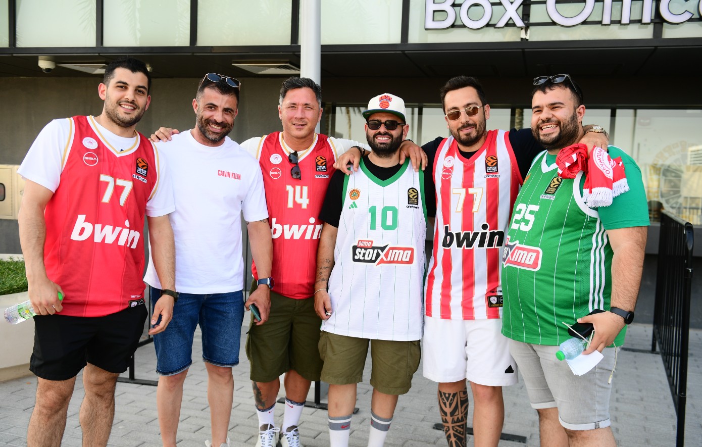 Euroleague: Οπαδοί του Ολυμπιακού και του Παναθηναϊκού μαζί έξω από το γήπεδο