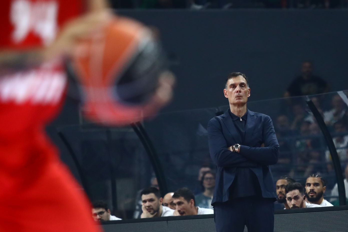 Στο ΣΕΦ φίλαθλοι του Ολυμπιακού για να στηρίξουν παίκτες και Μπαρτζώκα: «Πάμε κόουτς, μόνο εσύ μπορείς να το γυρίσεις»