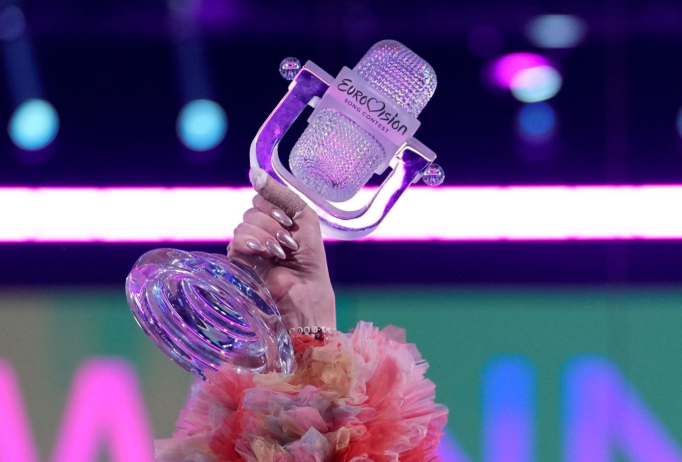 «Φωτιά» η Eurovision 2025: Αντιδράσεις για Ισραήλ, ΛΟΑΤΚΙ+ σημαίες και «woke» ατζέντα πριν τον τελικό στην Ελβετία