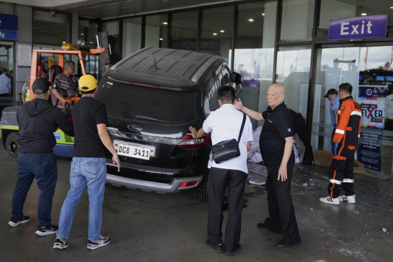 Τραγωδία στη Μανίλα: Όχημα έπεσε σε είσοδο του αεροδρομίου – Νεκρό ένα παιδί