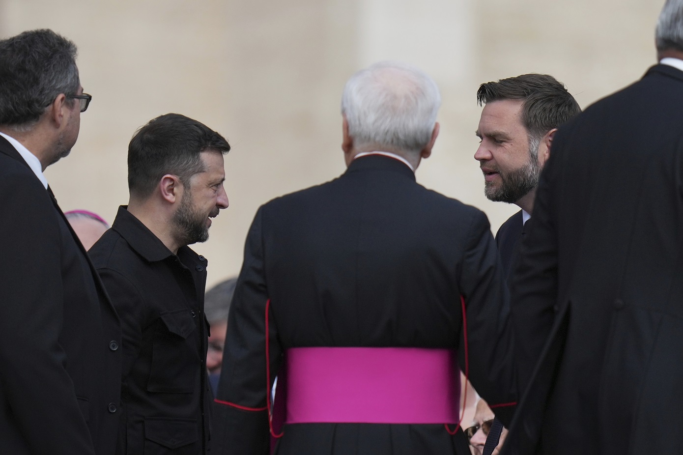 Συνάντηση του Τζέι Ντι Βανς με τον Ζελένσκι στη Ρώμη, στο περιθώριο της ενθρόνισης του Πάπα Λέοντα ΙΔ&#8217;