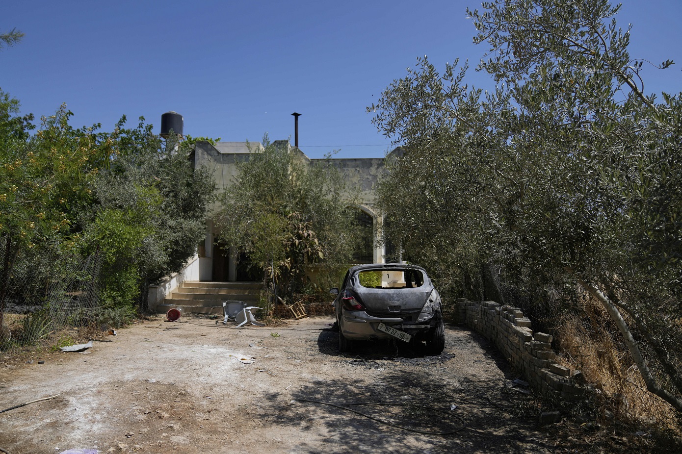 Ισραηλινοί έποικοι πυρπόλησαν αυτοκίνητα και σπίτια Παλαιστινίων στο χωριό Μπρούκιν της Δυτικής Όχθης