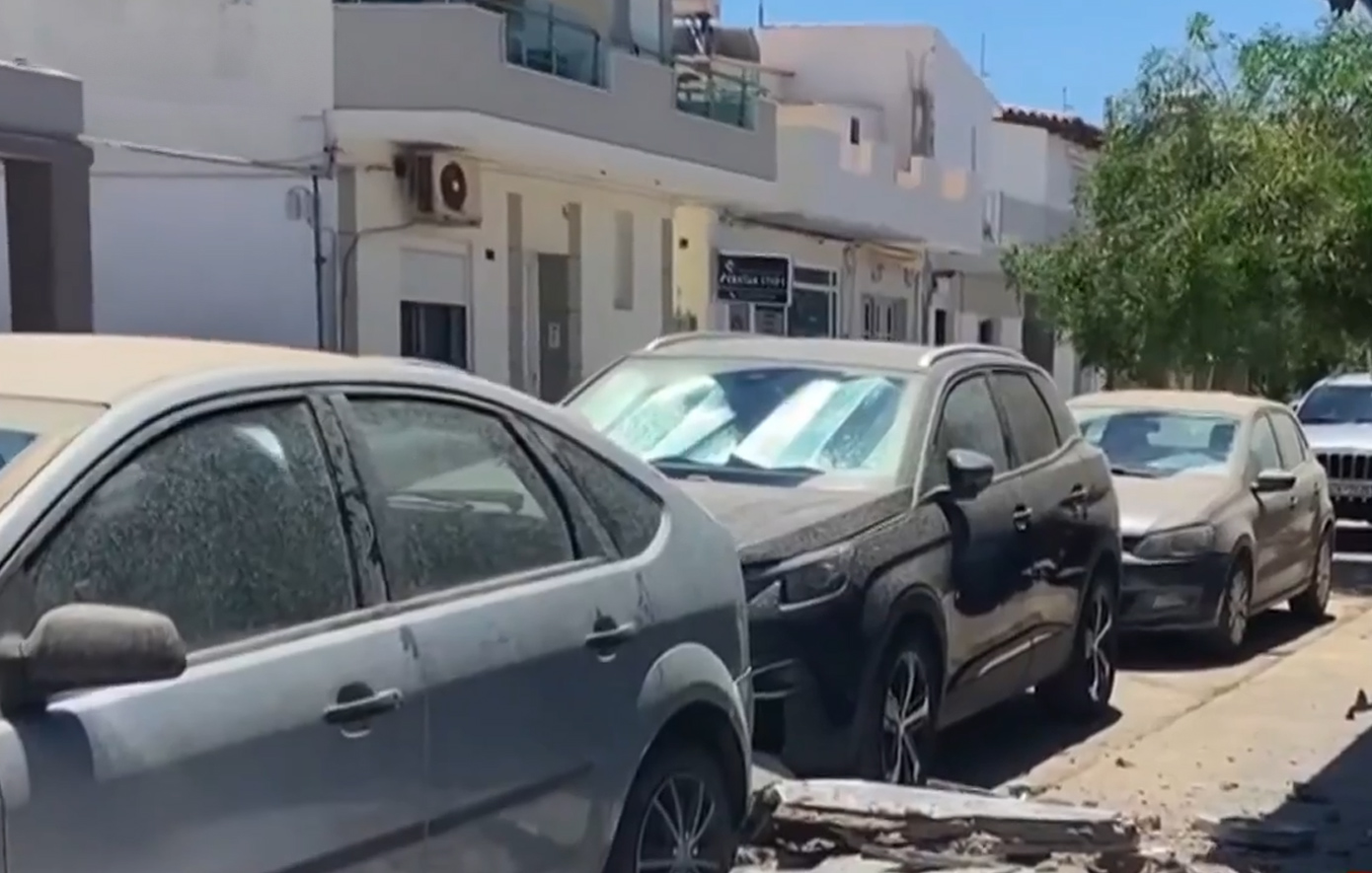 Ταράτσα κτιρίου έπεσε πάνω σε σταθμευμένα αυτοκίνητα στο Ηράκλειο Κρήτης