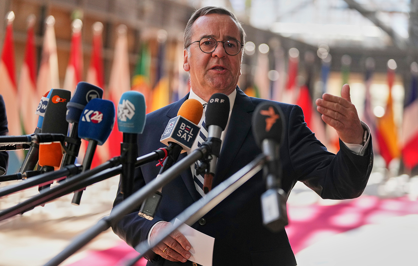 Γερμανός υπουργός Άμυνας για Τραμπ: «Υπερεκτίμησε την επιρροή του επί του Πούτιν»