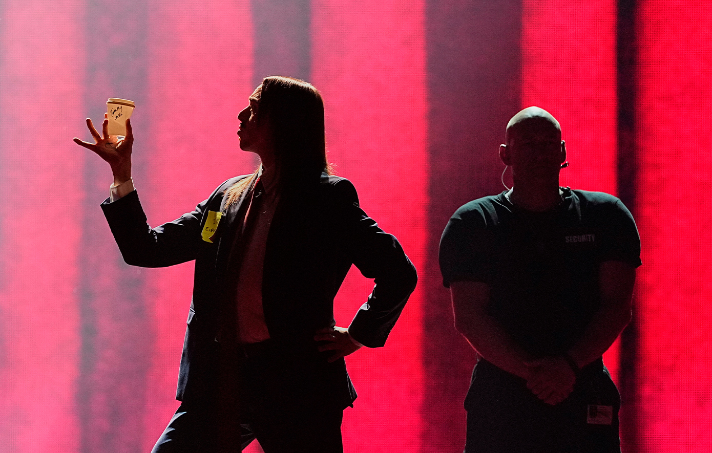 Eurovision 2025 – Α’ Ημιτελικός: Με «μπράβους» και ιταλικό καφέ εμφανίστηκε στη σκηνή ο Εσθονός – Οργή στην Ιταλία