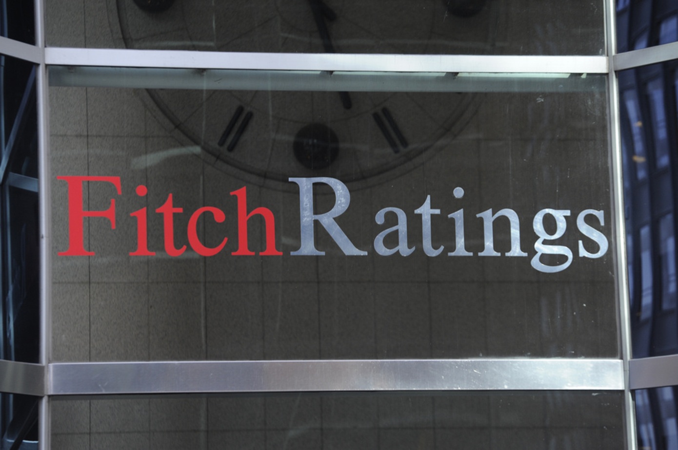 Ο οίκος Fitch αναβάθμισε τις προοπτικές του ελληνικού αξιόχρεου σε θετικές
