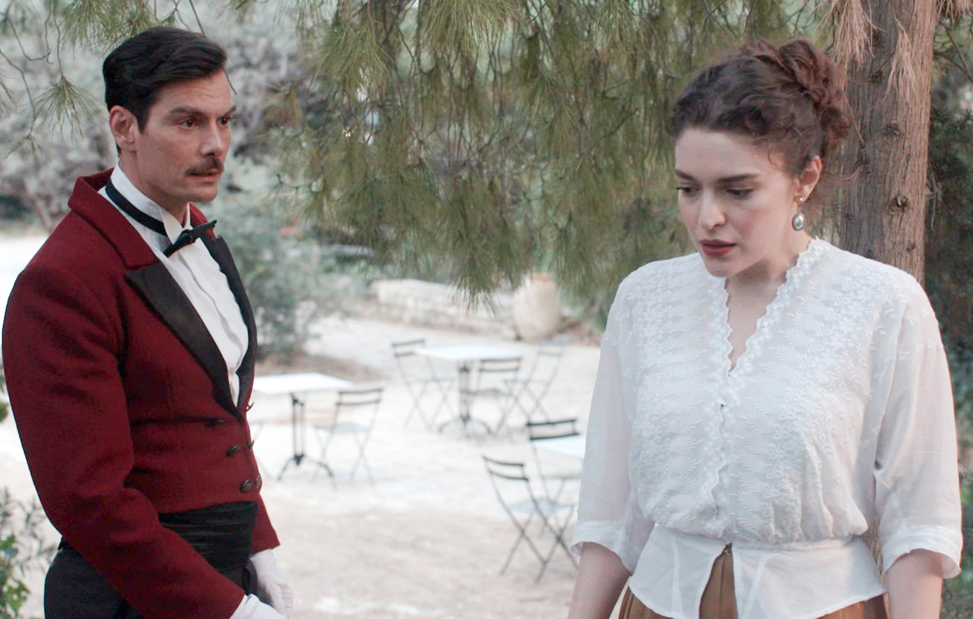 Η Κυβέλη, πολύ αναστατωμένη, λόγω του επικείμενου δικαστηρίου για την δολοφονία του συζύγου της, το ανακοινώνει σε όλη την οικογένεια και θέτει την Αλίκη προ των ευθυνών της.