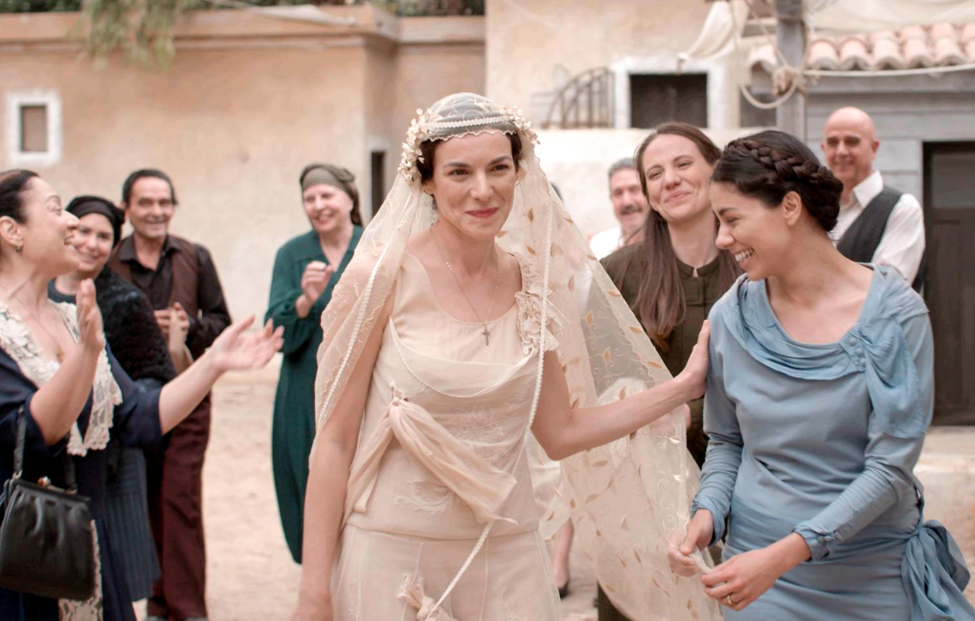 Η Κυβέλη, πολύ αναστατωμένη, λόγω του επικείμενου δικαστηρίου για την δολοφονία του συζύγου της, το ανακοινώνει σε όλη την οικογένεια και θέτει την Αλίκη προ των ευθυνών της.