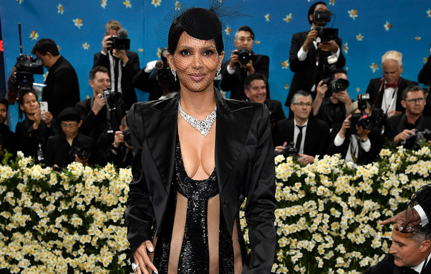 Η προκλητική εμφάνιση της Χάλι Μπέρι στο Met Gala δίχασε το κοινό &#8211; Aπό τα πιο τολμηρά looks της καριέρας της