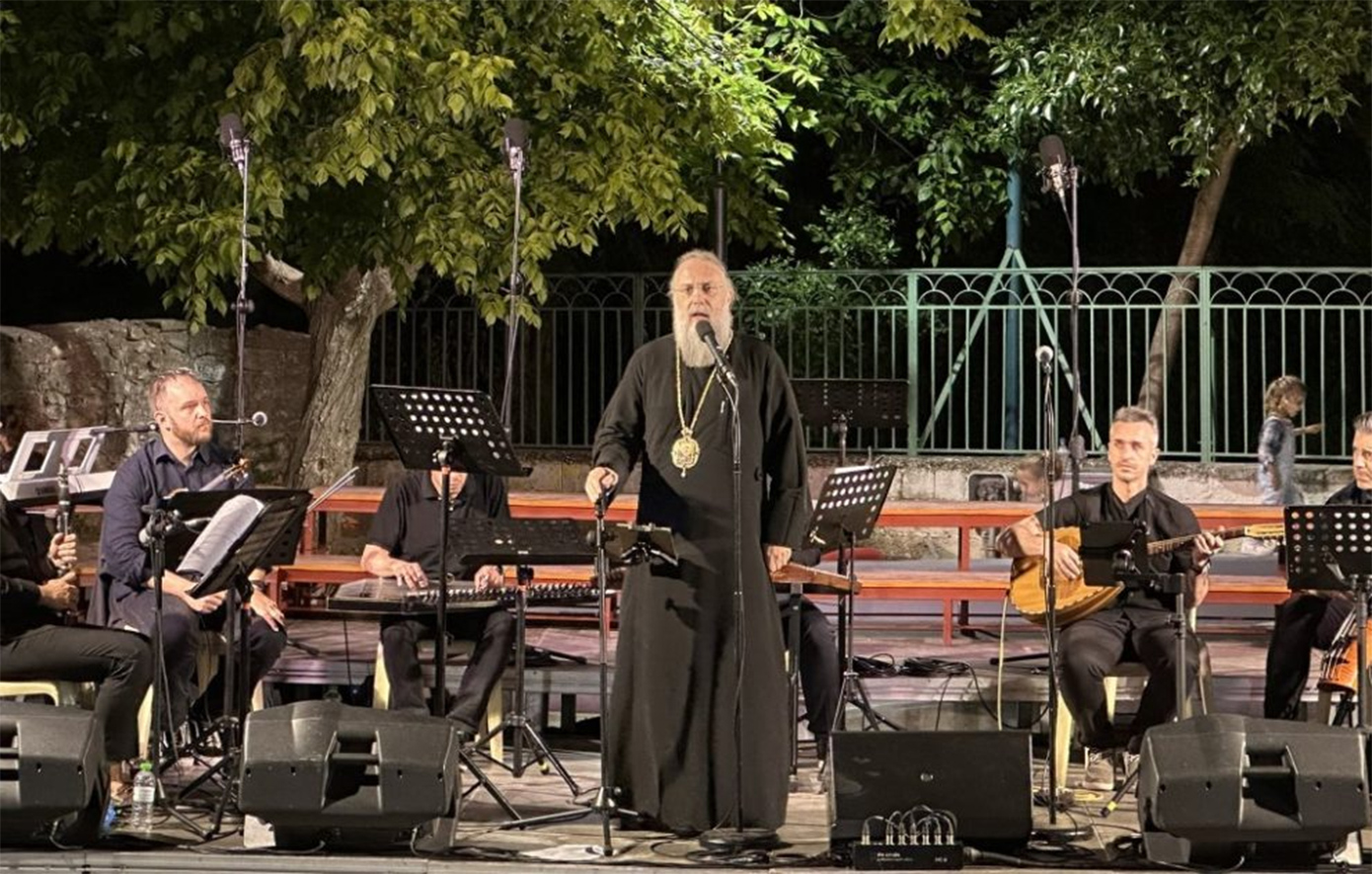 Μητροπολίτης Τρίκκης Χρυσόστομος: Μια συγκινητική στιγμή με τραγούδι αφιερωμένο στους γονείς του
