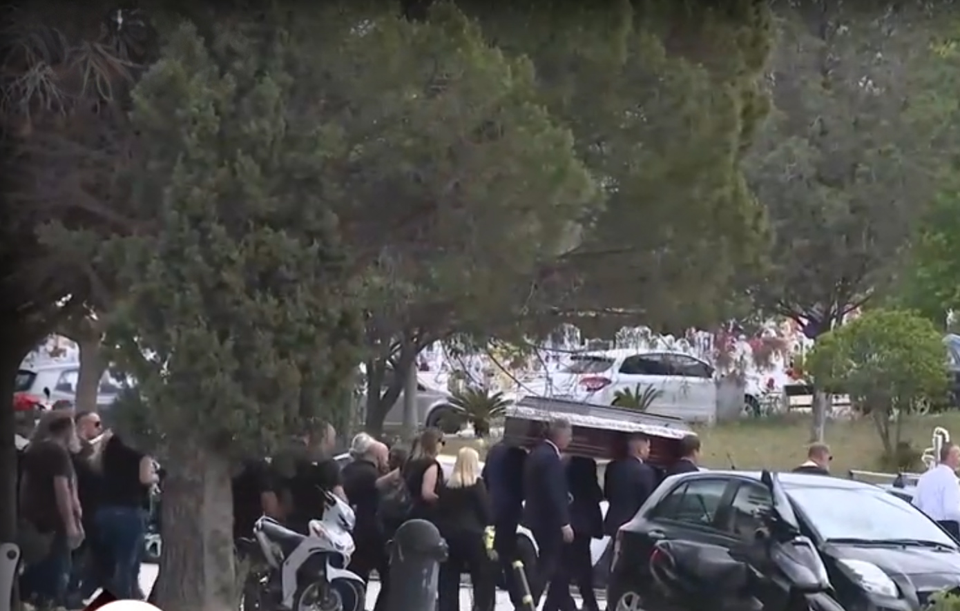 Θρήνος στην κηδεία του 43χρονου Σπύρου που βρέθηκε κρεμασμένος στην αποθήκη του σπιτιού του – Υποβασταζόμενη η σύζυγός του