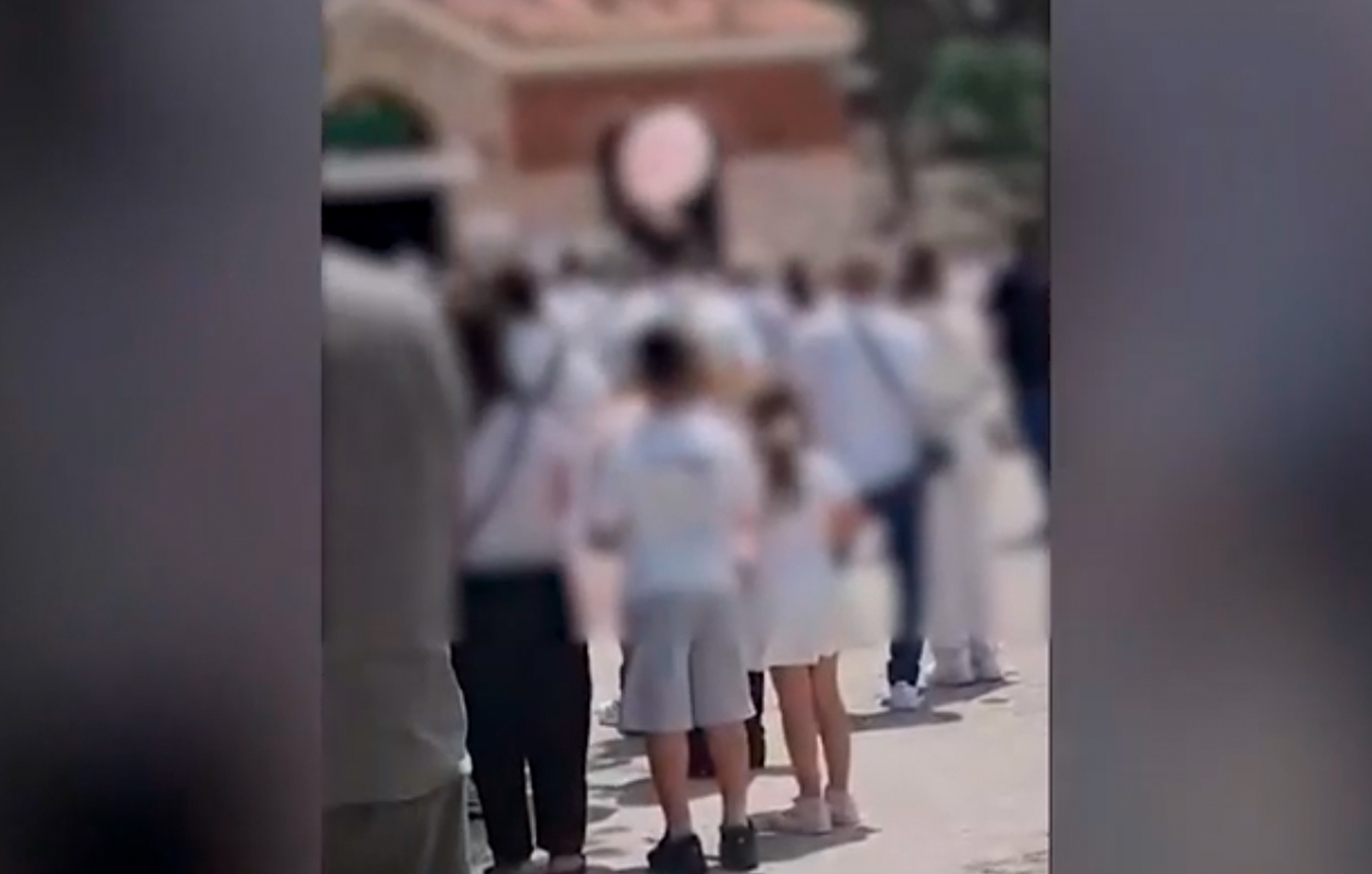 Με μπαλόνια, λουλούδια και ντυμένοι στα λευκά αποχαιρέτησαν την 7χρονη που σκοτώθηκε στην Καλλιθέα