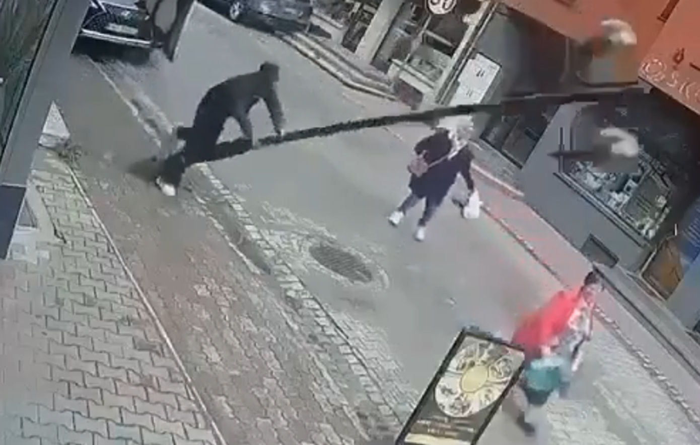 Σοκαριστικό ατύχημα στην Πολωνία: Περαστικός έγειρε σε κολώνα για να ξαποστάσει και αυτή έπεσε πάνω σε γυναίκα