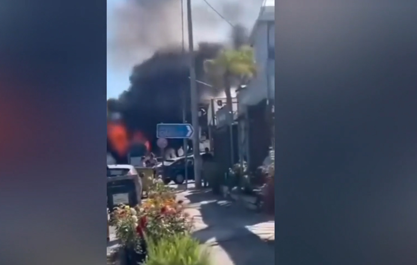 Φωτιά σε τουριστικό λεωφορείο στη Λεωφόρο Αθηνών &#8211; Δείτε βίντεο