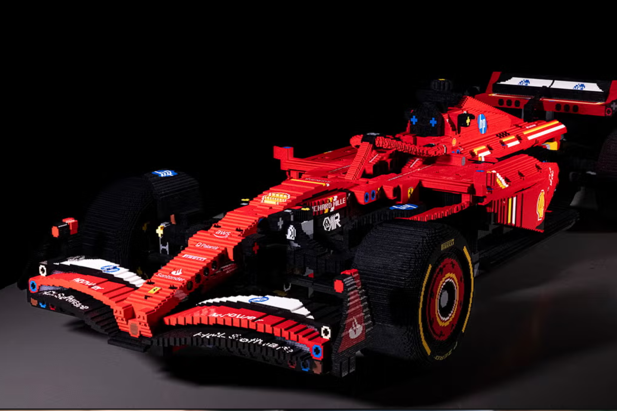 Ferrari και Lego δημιούργησαν το απόλυτο μονοθέσιο της F1 με σχεδόν μισό εκατομμύριο τουβλάκια