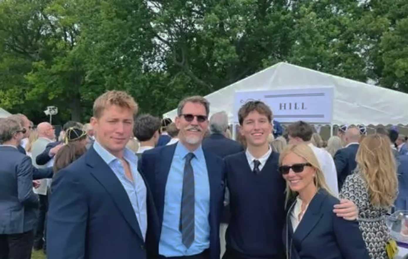 Παύλος Ντε Γκρες: Αγκαλιά με τη Μαρί Σαντάλ και τους γιους του Παύλος Ντε Γκρες: Αγκαλιά με τη Μαρί Σαντάλ και τους γιους του