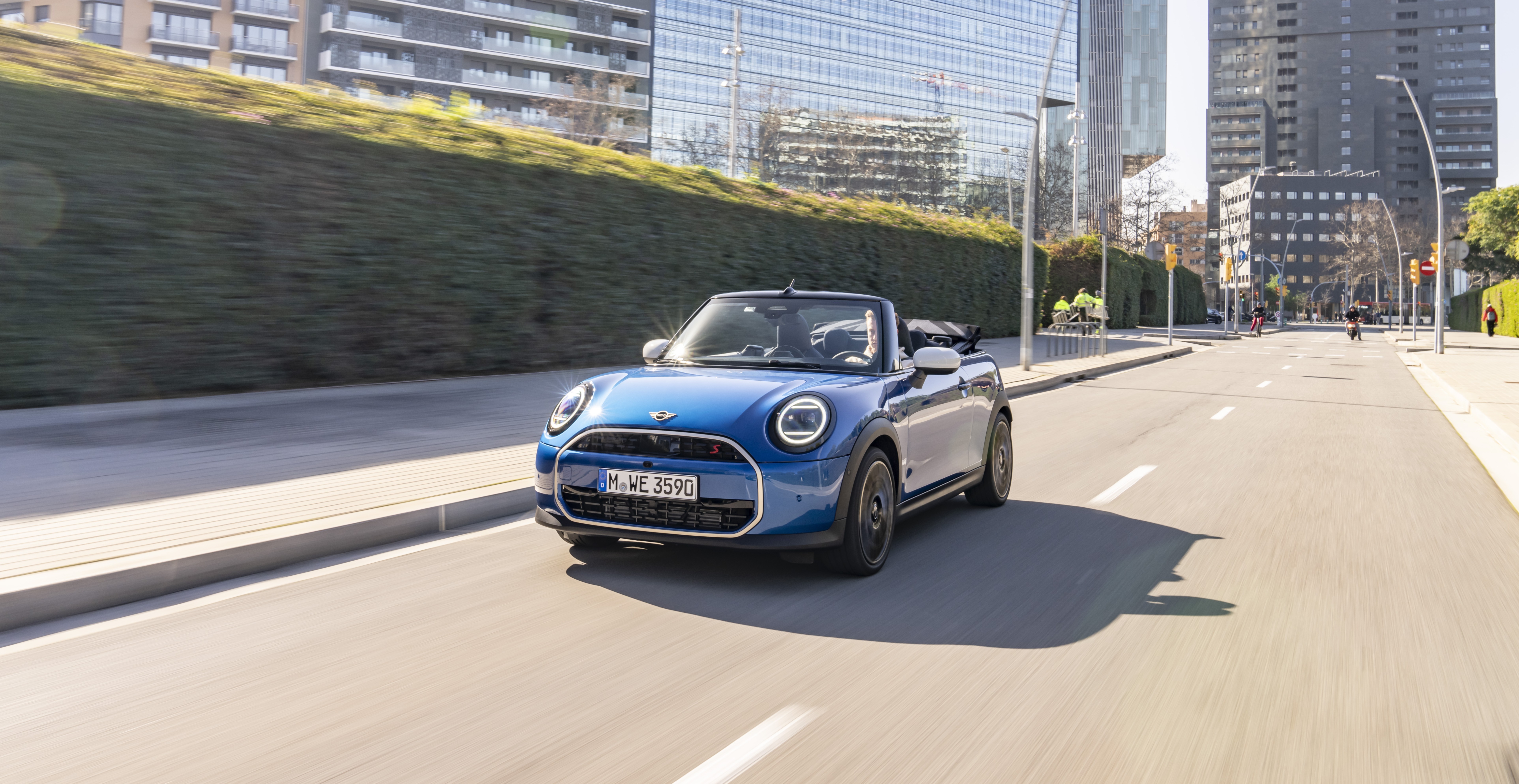 Το MINI Cooper Cabrio S έχει καλοκαιρινή διάθεση
