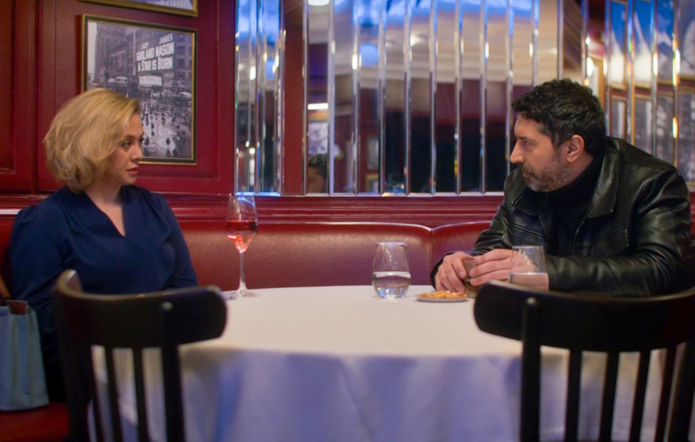 Μετά την απόφασή τους να μείνουν στην Ελλάδα, ο Άγης και η Μάγια μετακομίζουν στο νέο τους σπίτι.