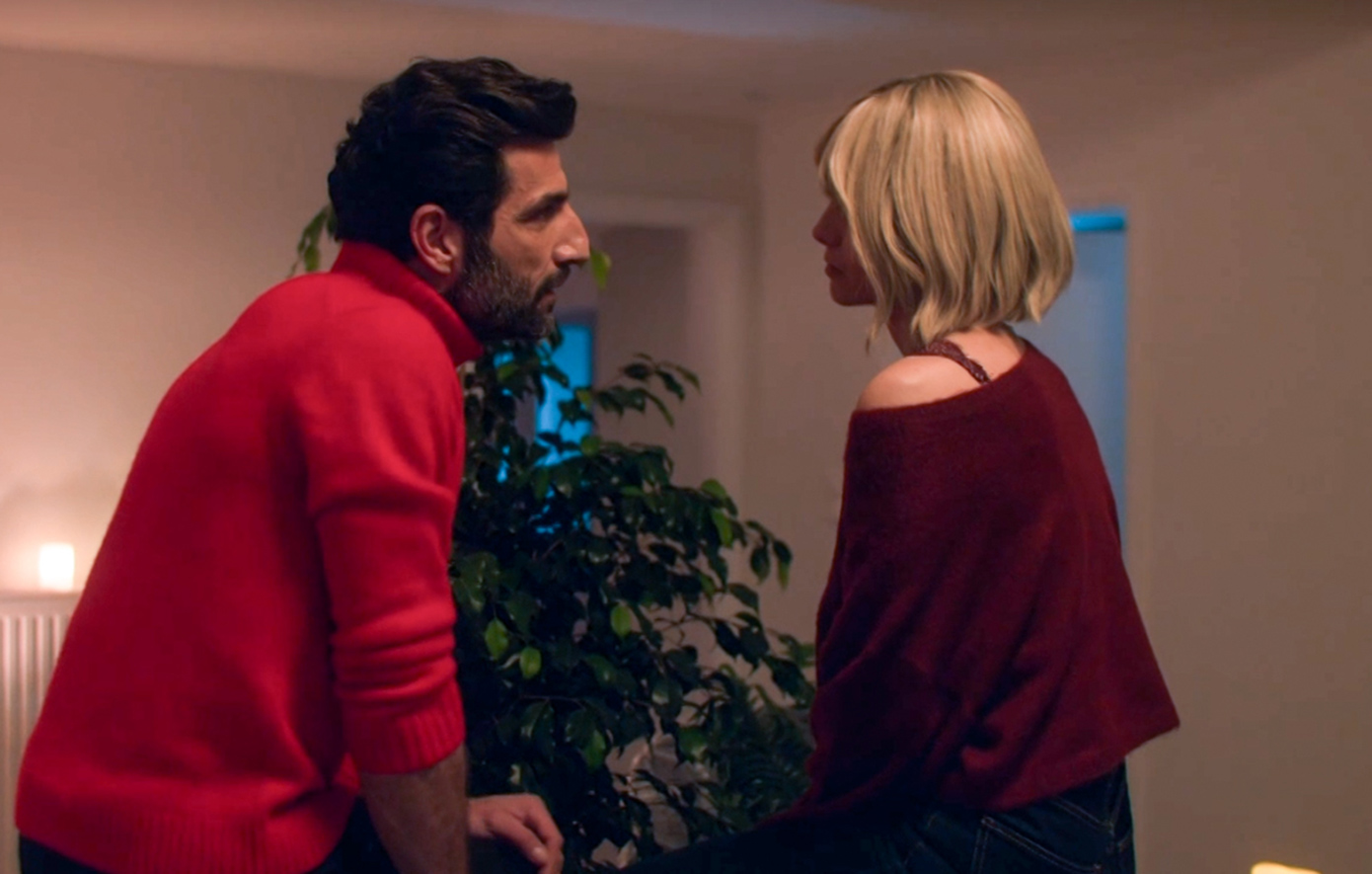 Μετά την απόφασή τους να μείνουν στην Ελλάδα, ο Άγης και η Μάγια μετακομίζουν στο νέο τους σπίτι.