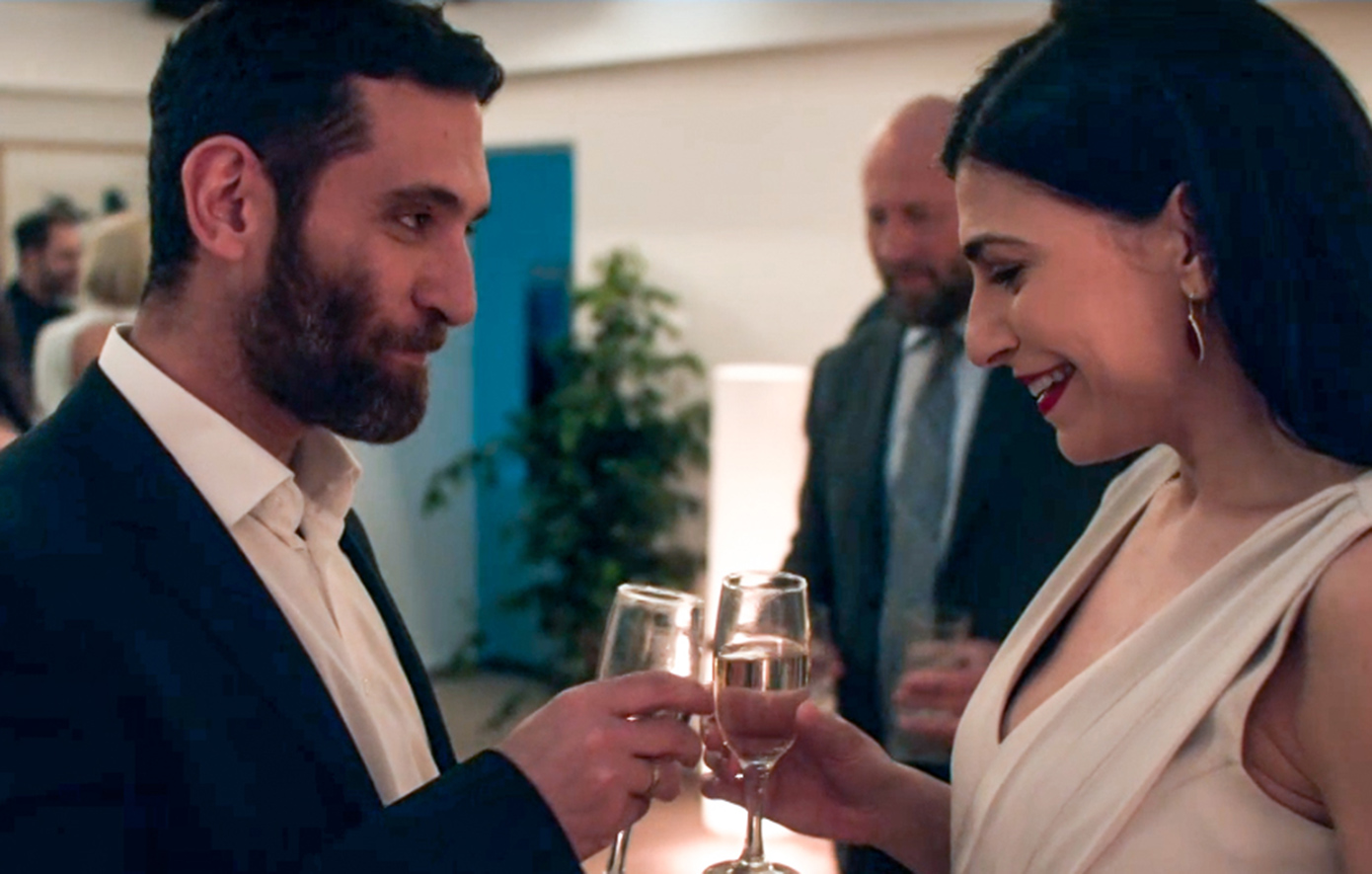 Μετά την απόφασή τους να μείνουν στην Ελλάδα, ο Άγης και η Μάγια μετακομίζουν στο νέο τους σπίτι.