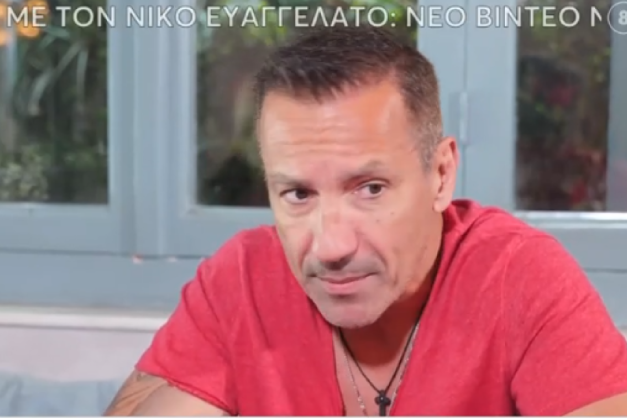 Πέτρος Ίμβριος: «Ο Βασίλης Καρράς με έπιασε κεφαλοκλείδωμα και μού έδωσε δύο στο κεφάλι με το μικρόφωνο»