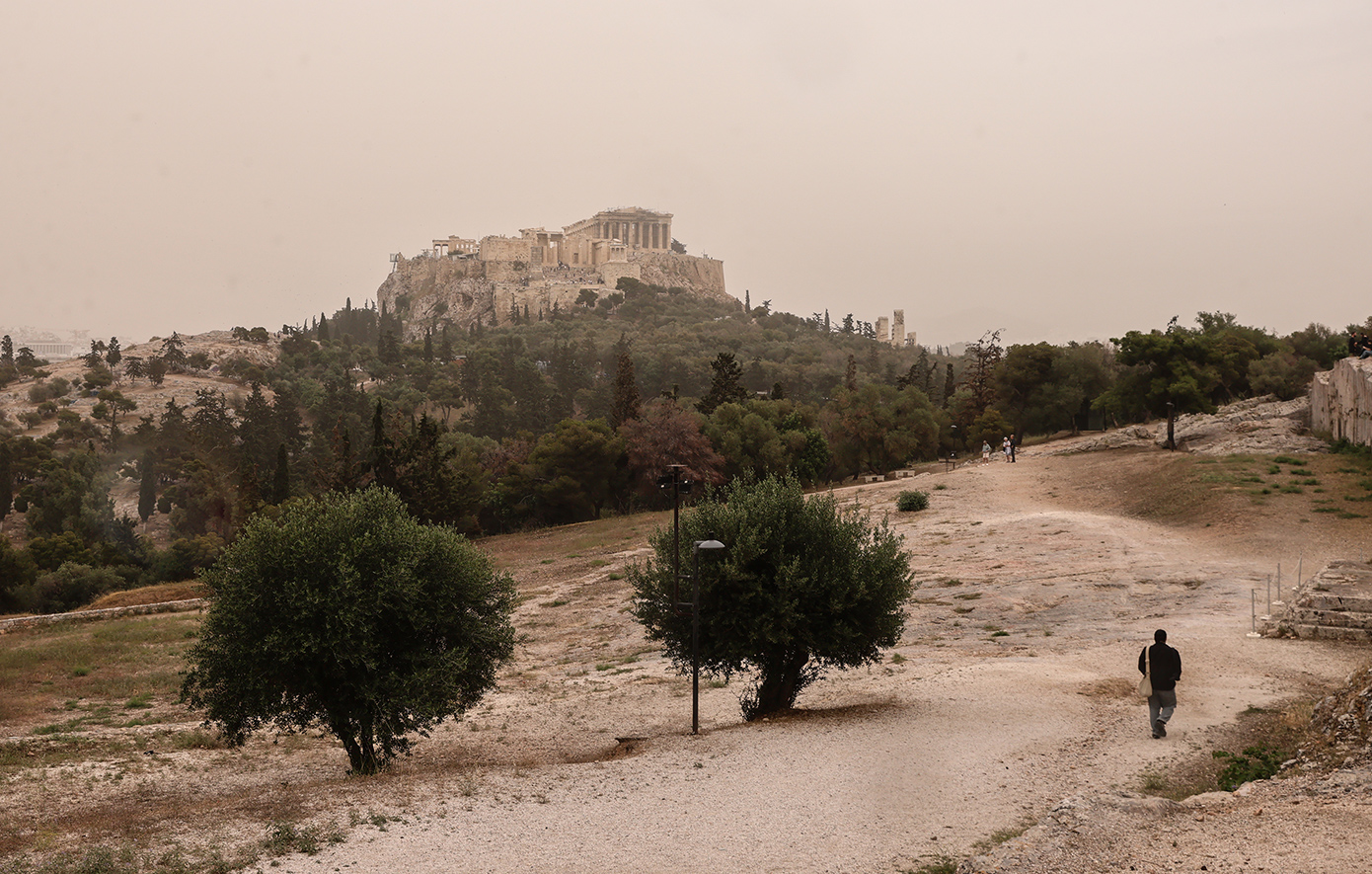 Αφρικανική σκόνη και ζέστη «πνίγουν» τη χώρα – Πόσο θα κρατήσει το αποπνικτικό κοκτέιλ