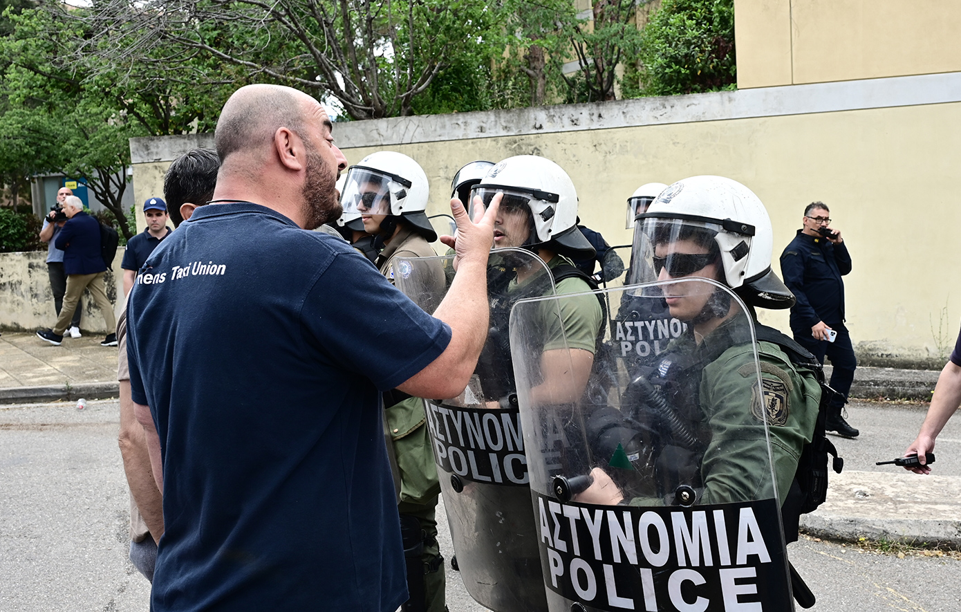 Επεισόδια στο υπουργείο Μεταφορών – Χημικά και ένταση μεταξύ ΜΑΤ και διαδηλωτών οδηγών ταξί