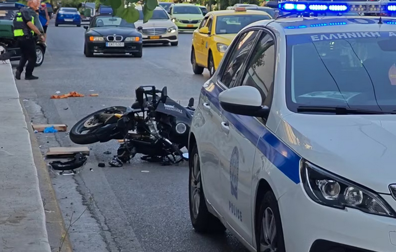 Τροχαίο στη Συγγρού: Μοτοσικλέτα παρέσυρε πεζό &#8211; Δείτε βίντεο