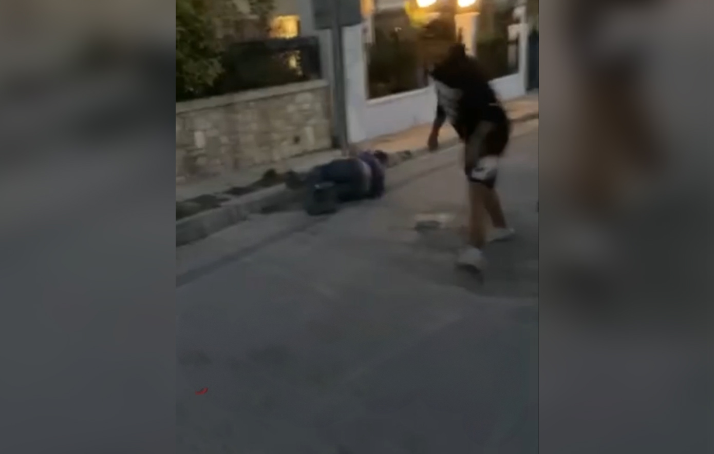 Βίντεο &#8211; ντοκουμέντο από τον ξυλοδαρμό του 50χρονου στα Γλυκά Νερά: Τον χτυπά, τον σωριάζει και τον αφήνει αναίσθητο στο δρόμο