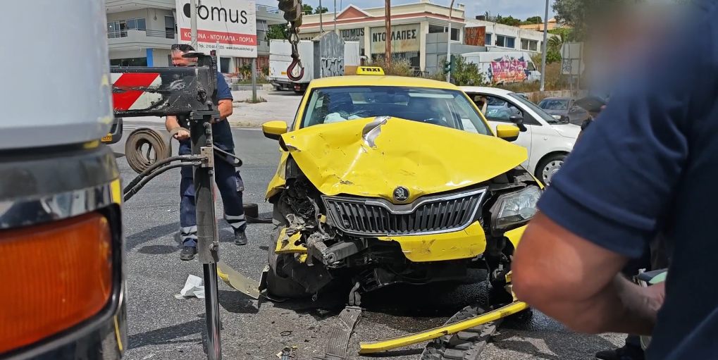 Σοβαρό τροχαίο στη Μαραθώνος με έναν τραυματία &#8211; Ταξί συγκρούστηκε με αυτοκίνητο