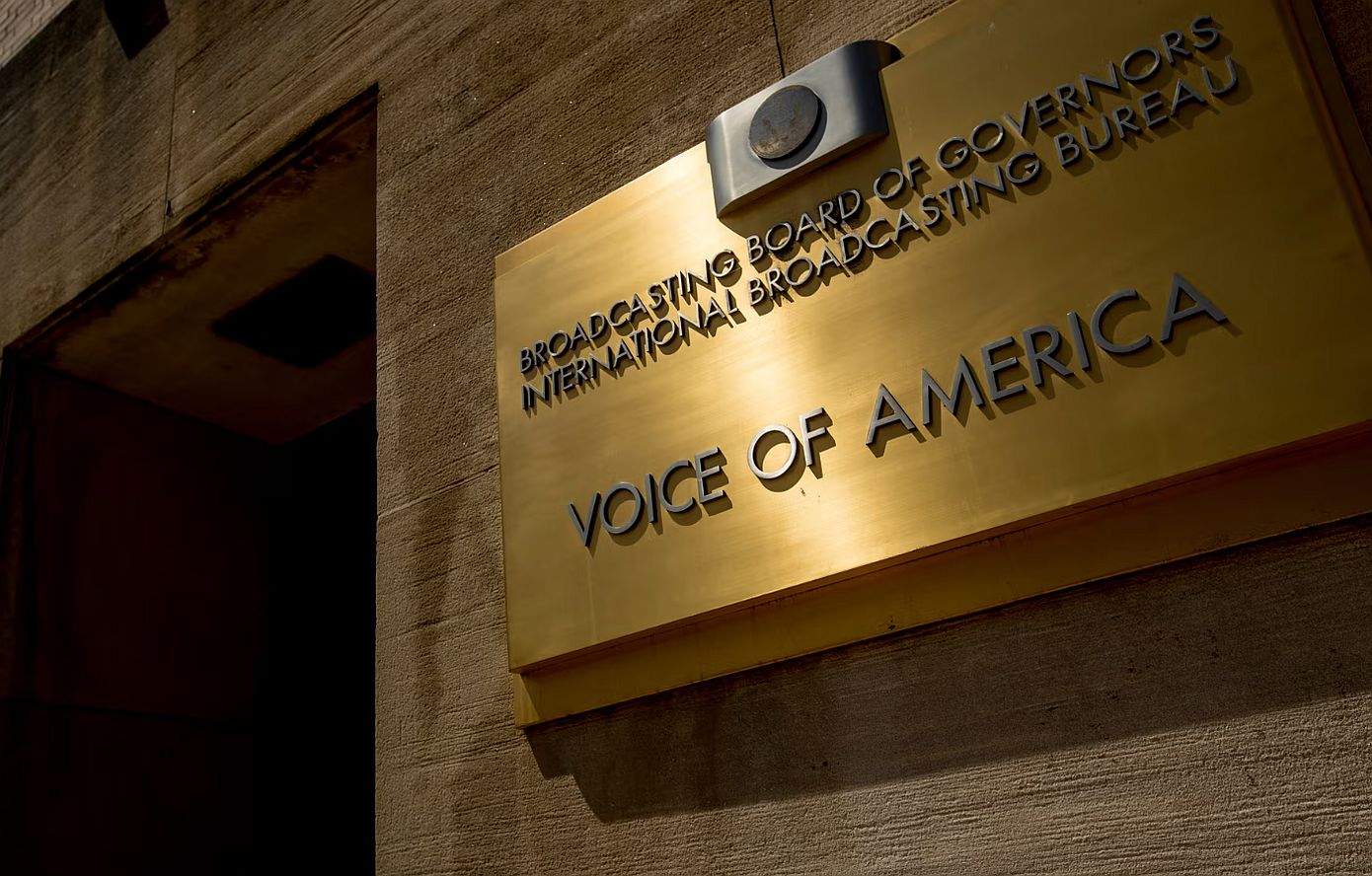 ΗΠΑ: Το Voice of America, το οποίο ο Τραμπ θέλει να καταργήσει, θα επαναλειτουργήσει