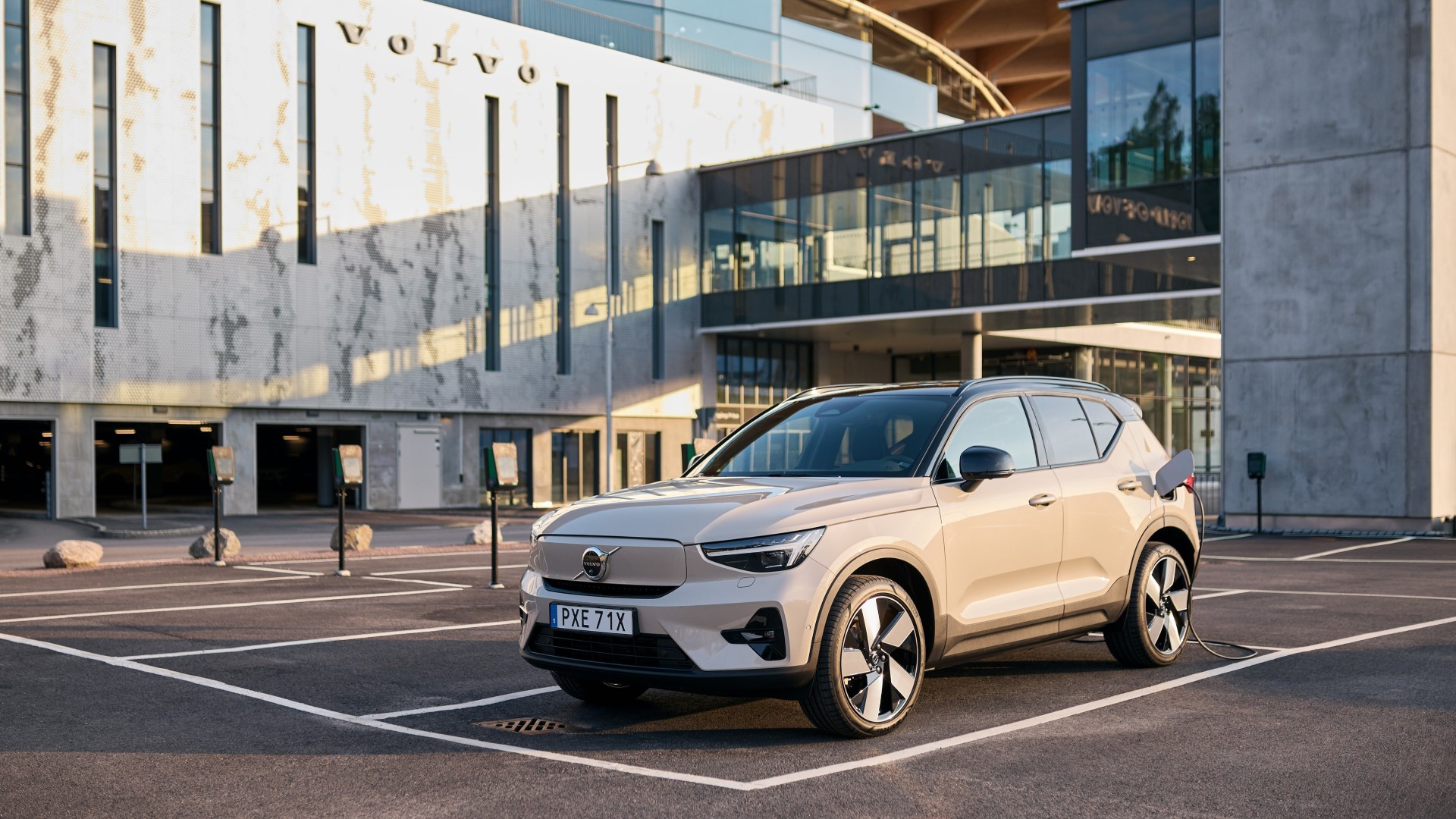 Το αμιγώς ηλεκτρικό Volvo EX40 είναι ακόμη πιο προσιτό