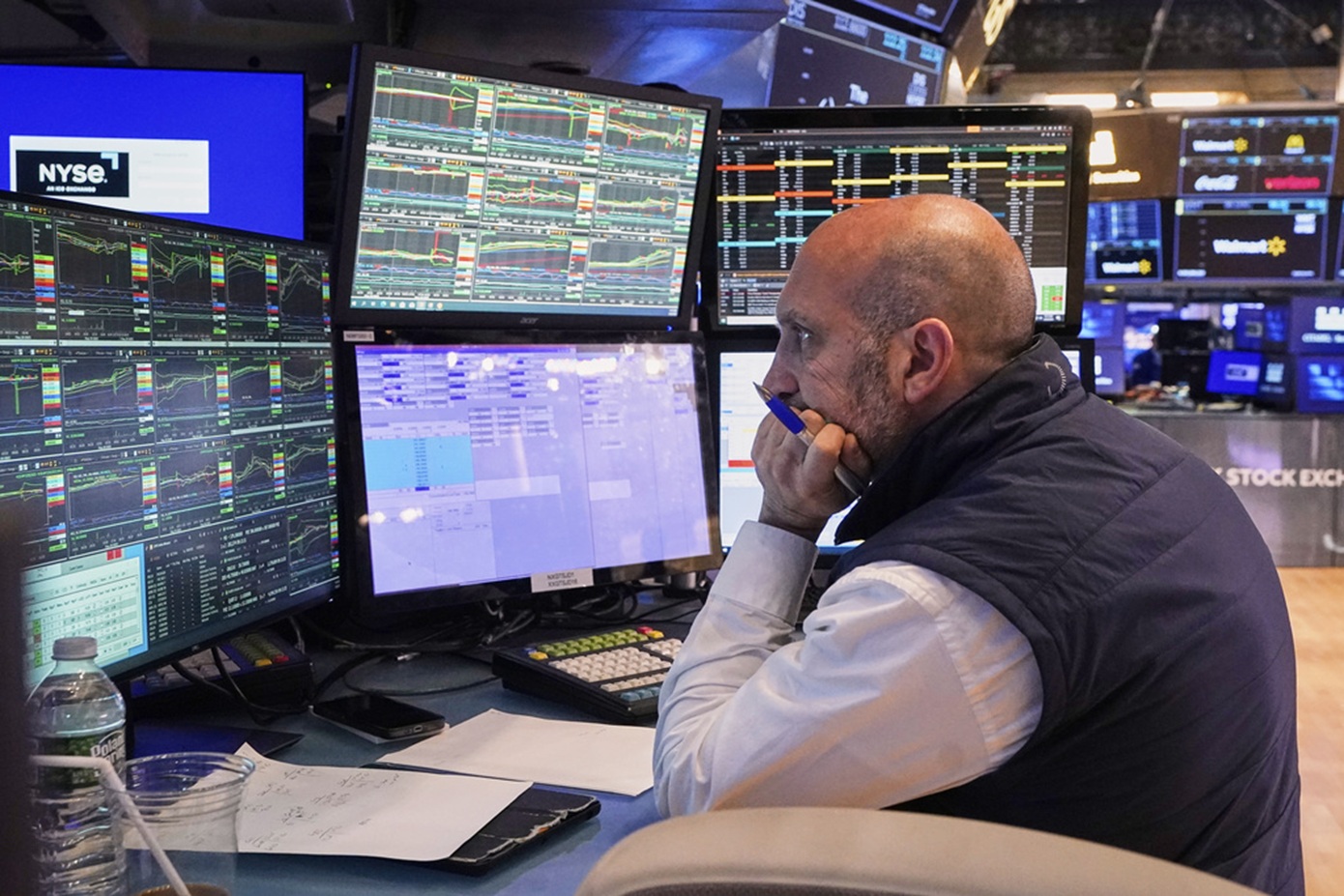 Πτώση στη Wall Street λόγω αβεβαιότητας για την οικονομική πολιτική των ΗΠΑ