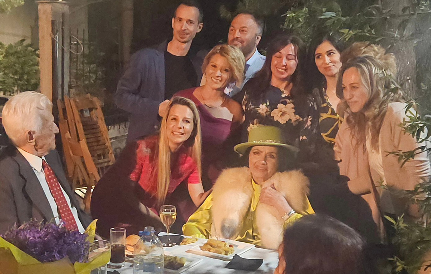 Στο φιλοξενο σπίτι του ο αγαπημένος μας Φώτης Μεταξόπουλος γιόρτασε τα 90α γενεθλια του μαζι με πολλούς φίλους σε μια ατμόσφαιρα γιορτης. Στο φιλοξενο σπίτι του ο αγαπημένος μας Φώτης Μεταξόπουλος γιόρτασε τα 90α γενεθλια του μαζι με πολλούς φίλους σε μια ατμόσφαιρα γιορτης.