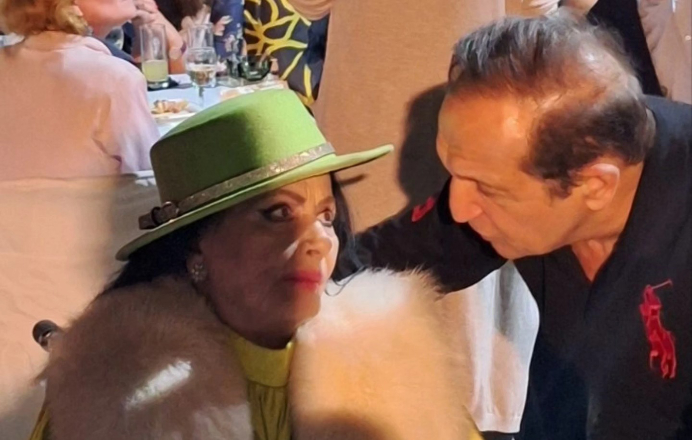 Στο φιλοξενο σπίτι του ο αγαπημένος μας Φώτης Μεταξόπουλος γιόρτασε τα 90α γενεθλια του μαζι με πολλούς φίλους σε μια ατμόσφαιρα γιορτης. Στο φιλοξενο σπίτι του ο αγαπημένος μας Φώτης Μεταξόπουλος γιόρτασε τα 90α γενεθλια του μαζι με πολλούς φίλους σε μια ατμόσφαιρα γιορτης.