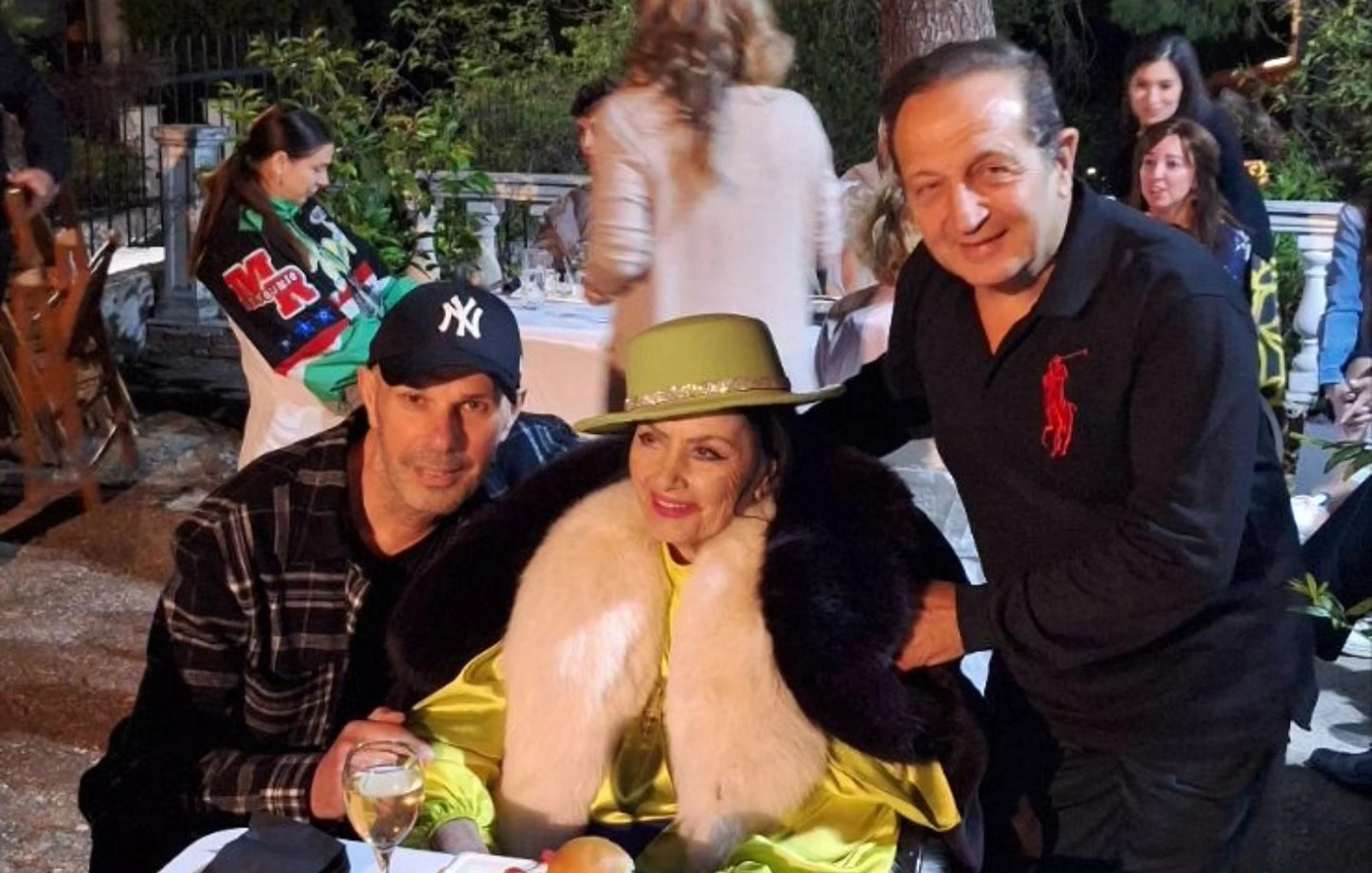 Στο φιλοξενο σπίτι του ο αγαπημένος μας Φώτης Μεταξόπουλος γιόρτασε τα 90α γενεθλια του μαζι με πολλούς φίλους σε μια ατμόσφαιρα γιορτης. Στο φιλοξενο σπίτι του ο αγαπημένος μας Φώτης Μεταξόπουλος γιόρτασε τα 90α γενεθλια του μαζι με πολλούς φίλους σε μια ατμόσφαιρα γιορτης.