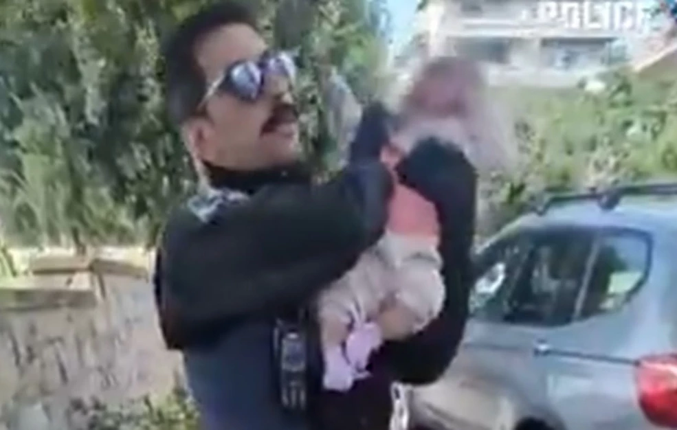 «Όταν γύρισα σπίτι, αγκάλιασα και φίλησα το παιδί μου» &#8211; Συγκινεί ο αστυνομικός που βρήκε το βρέφος σε κάδους στον Άλιμο