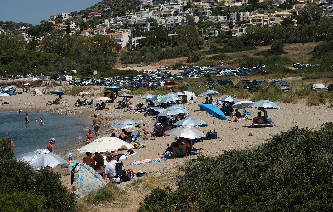 Πέντε συλλήψεις ιδιοκτητών και προσωρινών υπευθύνων καταστημάτων στην Ανάβυσσο για παράνομη κατάληψη παραλίας
