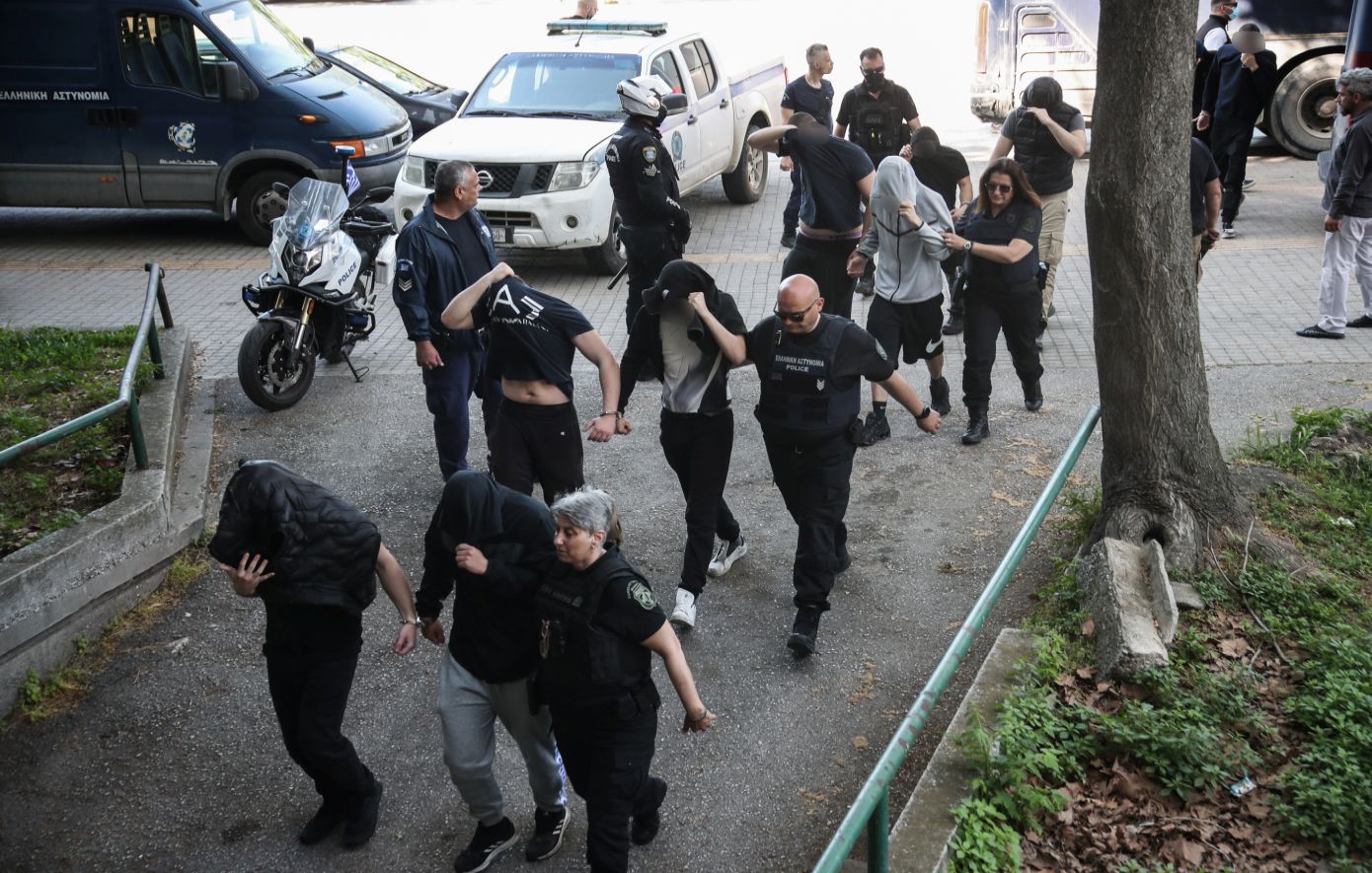 Ελεύθεροι με περιοριστικούς όρους οι 14 κατηγορούμενοι &#8211; μέλη της εγκληματικής ακροδεξιάς οργάνωσης στη Θεσσαλονίκη