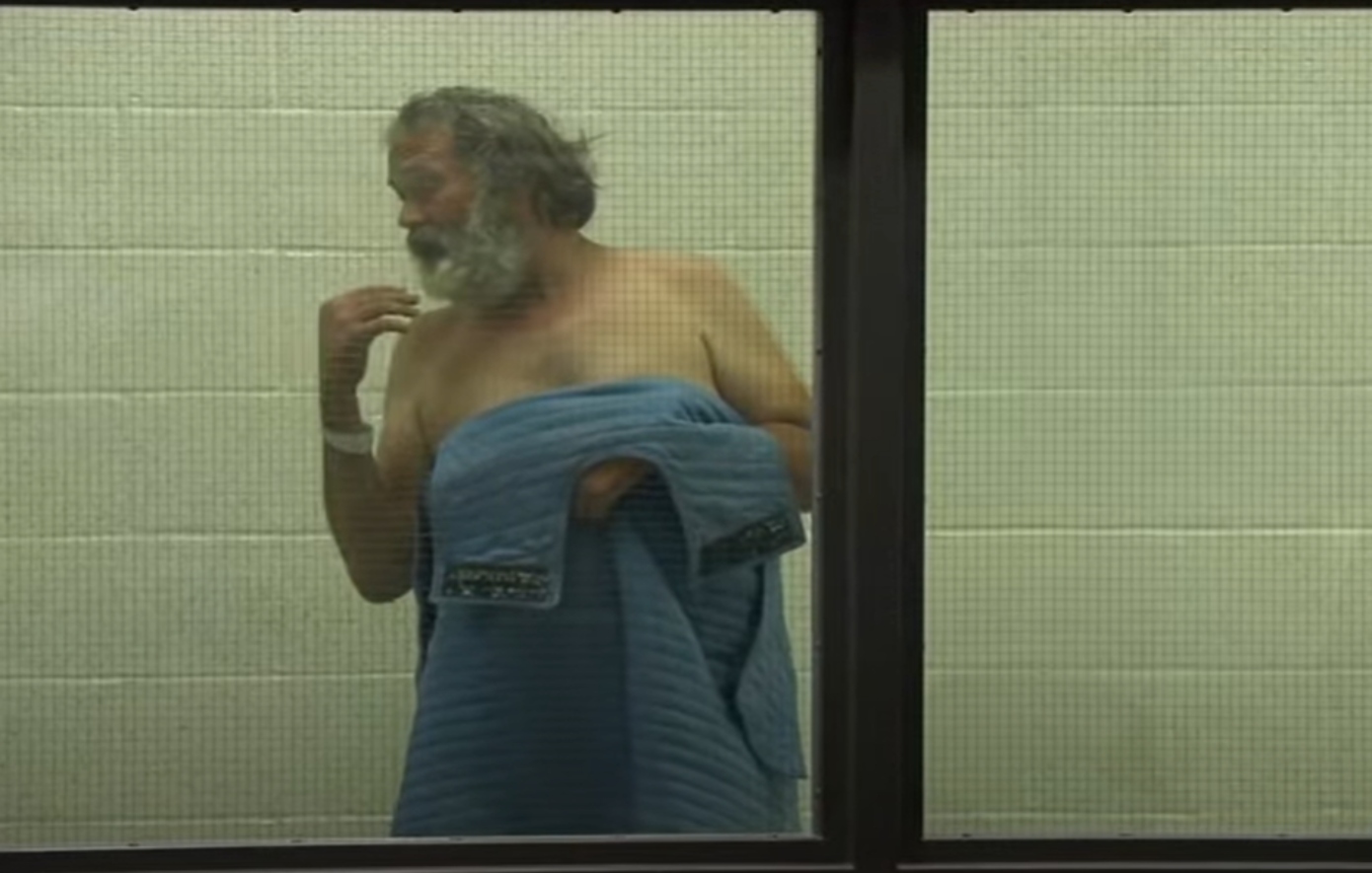 Ο stalker της Τζένιφερ Άνιστον εμφανίστηκε στο δικαστήριο χωρίς μπλούζα και ο δικαστής διέταξε ψυχιατρική αξιολόγηση