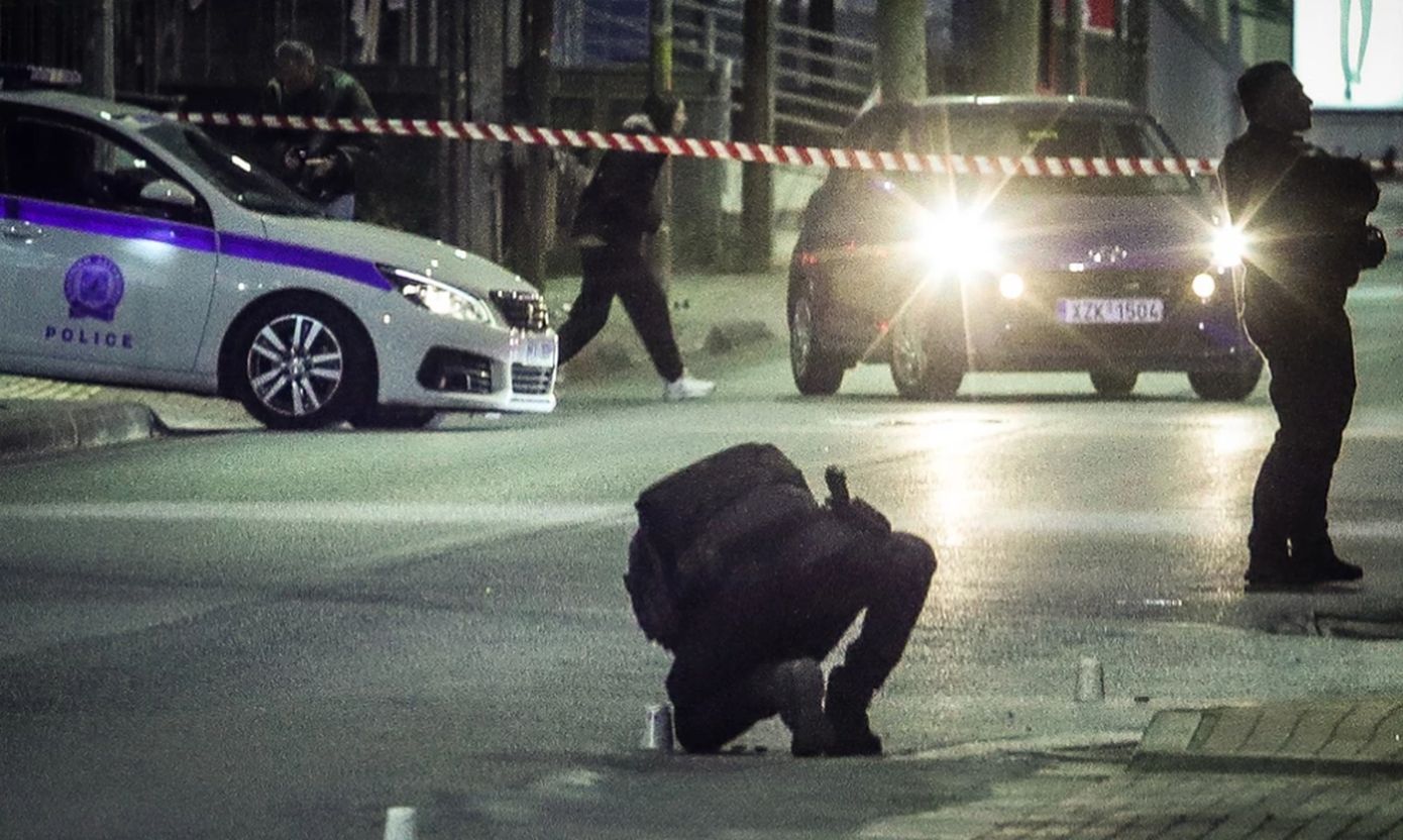 Απόπειρα δολοφονίας στα Άνω Λιόσια: Ξεκαθάρισμα λογαριασμών βλέπει η ΕΛΑΣ &#8211; Ο 42χρονος είχε κατηγορηθεί για τη δολοφονία Καραϊβάζ