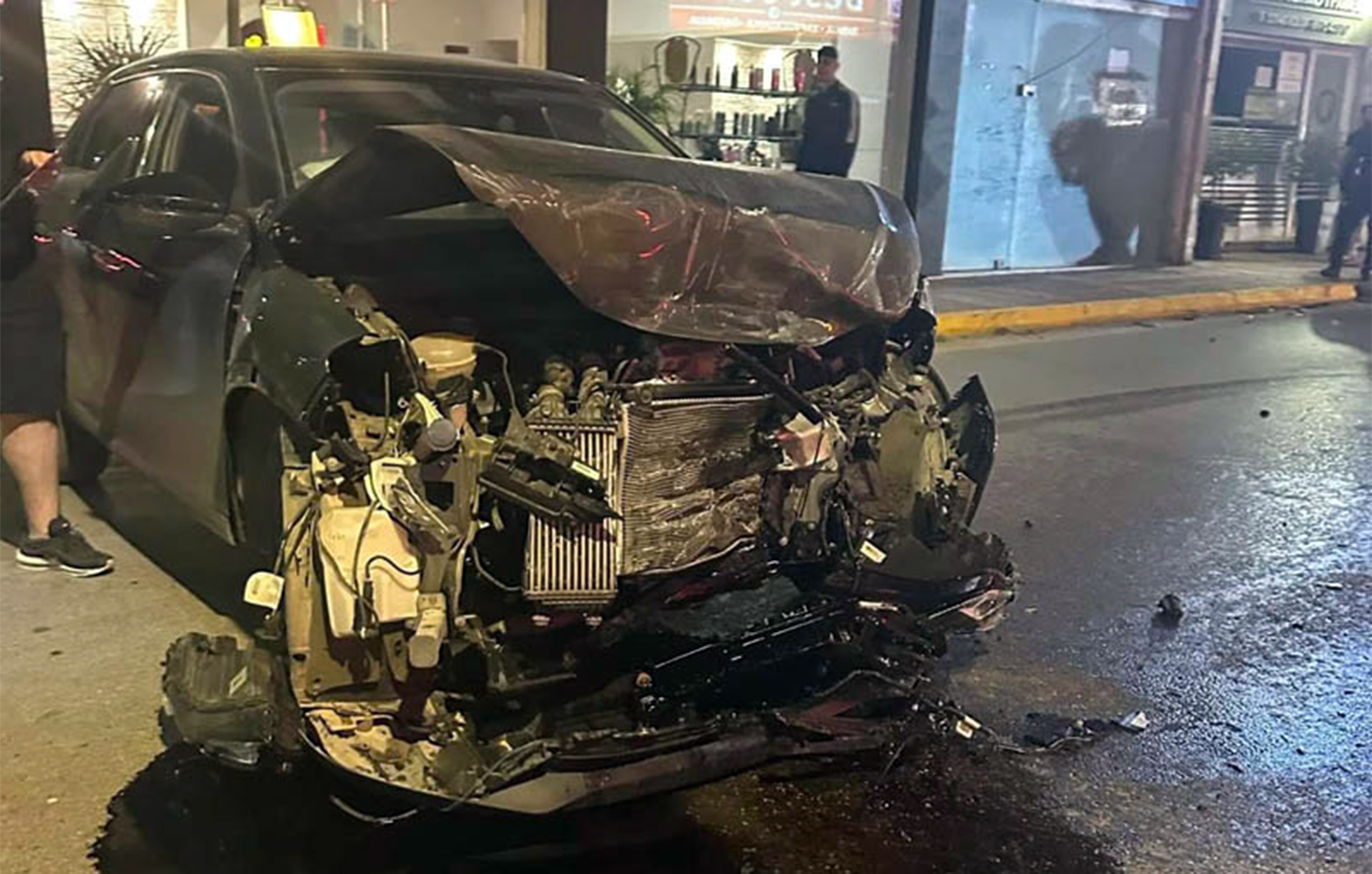 Σοβαρό τροχαίο στην Αρτέμιδα: Η στιγμή που αυτοκίνητο πέφτει πάνω στο πούλμαν