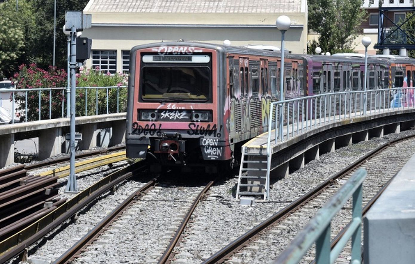 Σοκαριστική ομοφοβική επίθεση σε σταθμό του ΗΣΑΠ: Ξυλοκόπησαν queer άτομο και του πέταξαν αναμμένο τσιγάρο