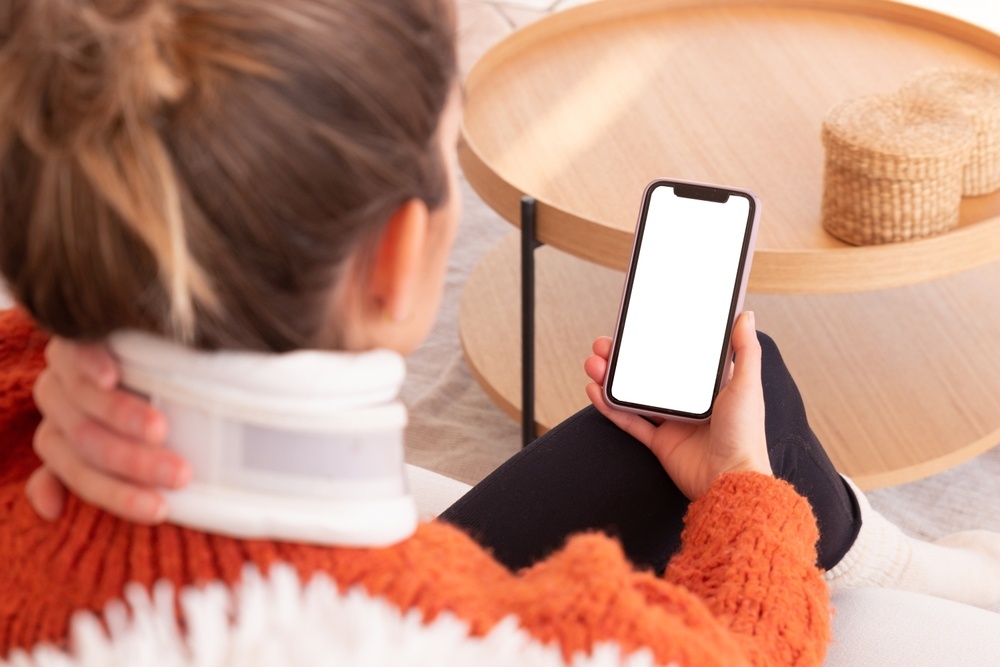 Αυχενικό σύνδρομο και smartphones: Πώς να αποφύγετε τον πόνο