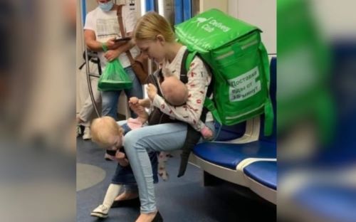 «Courier Mama»: Η νεαρή που έγινε σύμβολο αφοσίωσης και δύναμης για τα παιδιά της